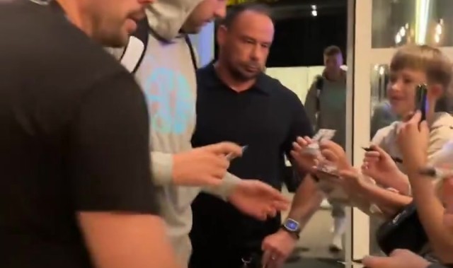 东契奇返回斯洛文尼亚 在机场耐心为一众球迷签名